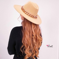 Chapeau feutre & chaine nude