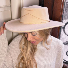 Chapeau nude chaine fine dorée