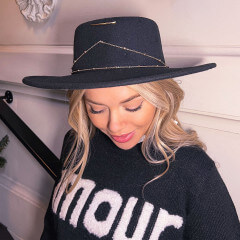 Chapeau noir chaine fine dorée